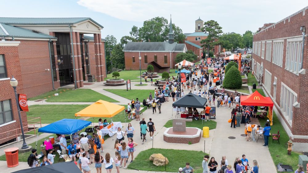 Students fill campus mall
